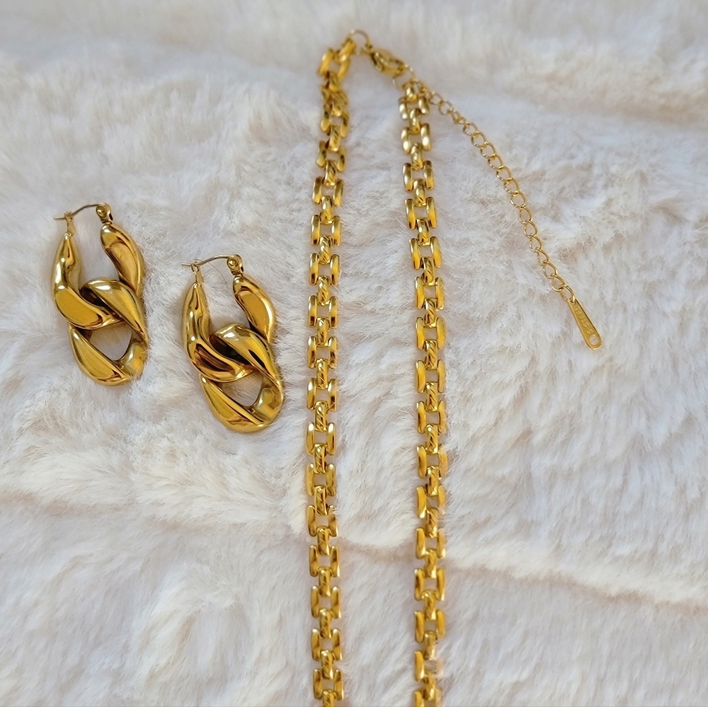 GOLD Necklace & Earrings - Picture 2 of 5